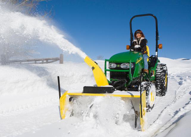 minitrekker voor het schoonmaken van sneeuw in het land