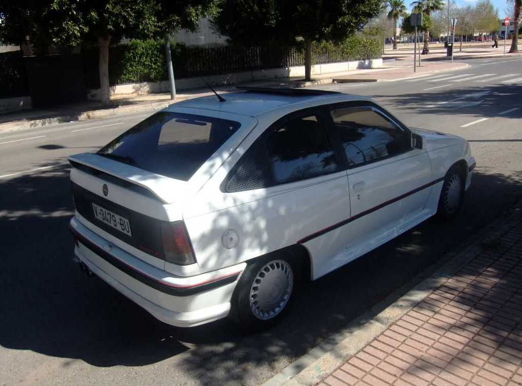 Sportovní varianta Opel Kadett E