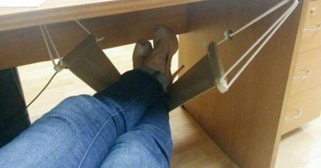 hängmatta för ben under skrivbordet