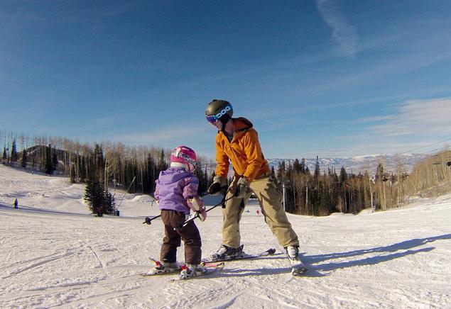 Bir çocuğa kayak yapmayı öğretin