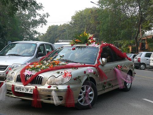 Hoe een auto voor een bruiloft te versieren