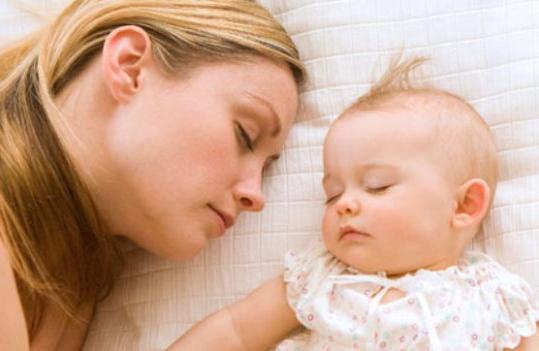 Baby schläft mit Mama, wie man entwöhnt