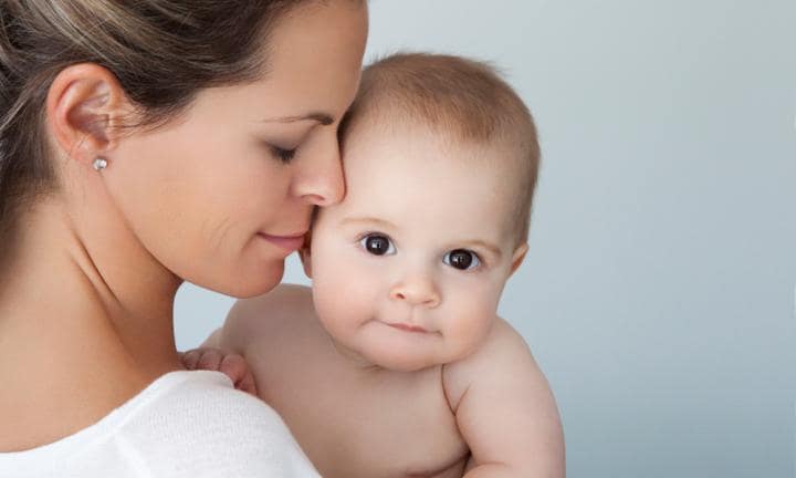 Por que um bebê costuma cuspir depois de mamar?