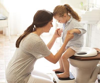 l'enfant va souvent aux toilettes sur un petit