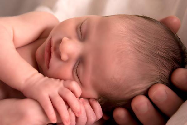 Hvor meget skal en baby sove på 3 måneder