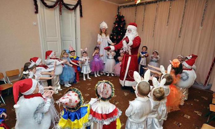 Nieuwjaarsfeesten in de kleuterschool jongere groep