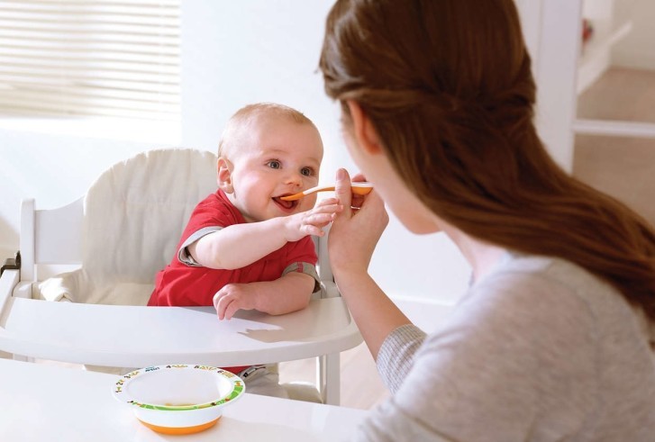 Beginnen met aanvullende voeding tijdens het geven van borstvoeding
