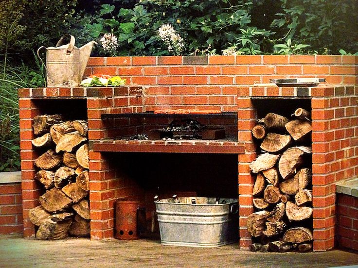 La barbacoa también es un depósito de leña.