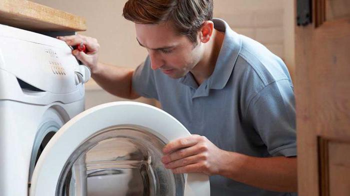 Washing machine flows from below when spinning