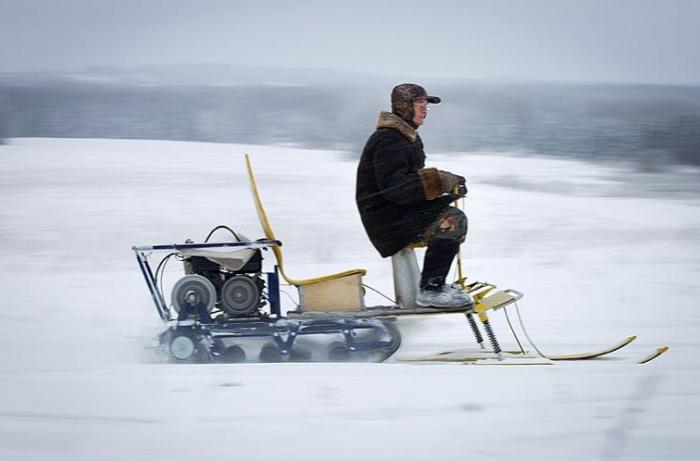 תוצרת בית snowmobile על מסלולים 