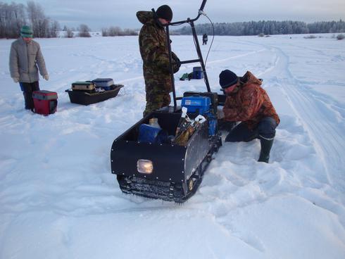 snöskoter från bakomgående traktor 