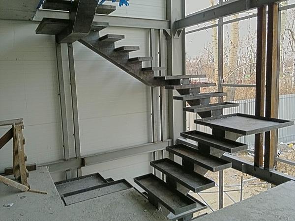 robienie metalowych schodów 