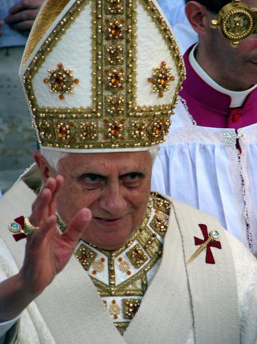 foto del copricapo del papa