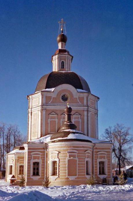 Services divins dans l'église de la Dormition de Sergiev Posad