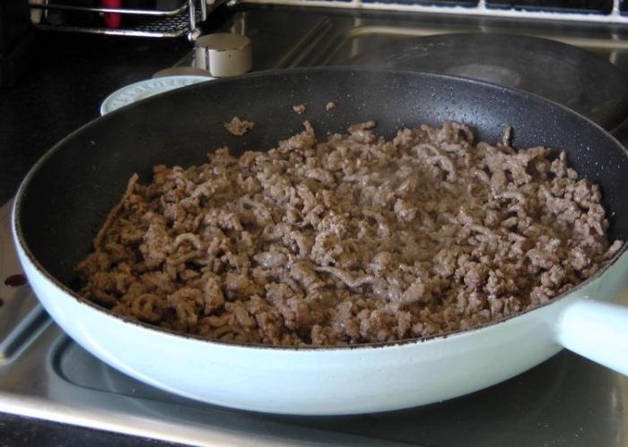 pratos de carne picada na panela