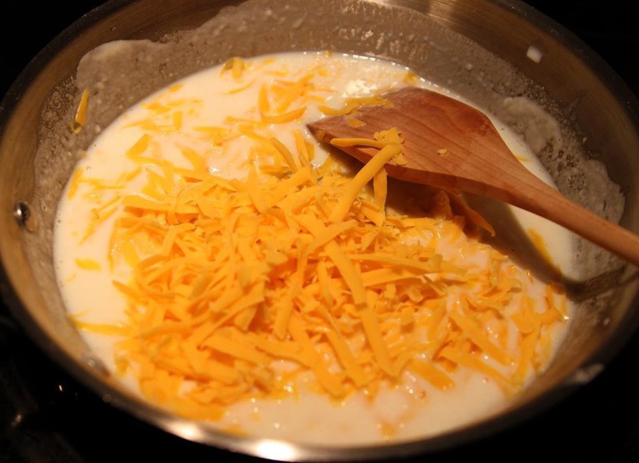 pratos de coração de frango para o segundo em molho de queijo e mostarda