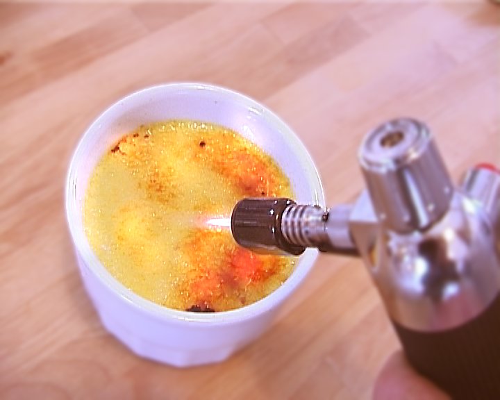 Cuisson de la croûte de caramel sur crème brûlée