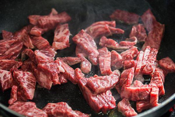Класическа рецепта от говеждо месо от Строганоф