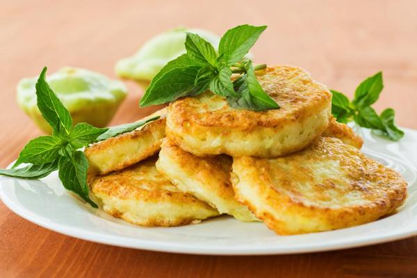 Passo a passo da receita de panquecas de abobrinha