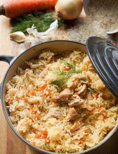 pilaf dans une poêle avec recette de poulet