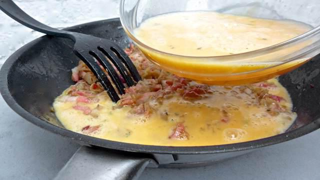 reteta de omleta cu carnati intr-o tigaie