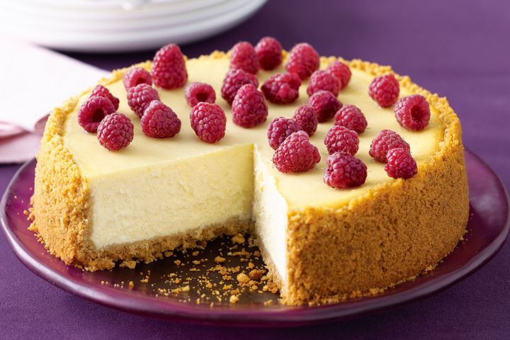 Classic cheesecake with raspberries.