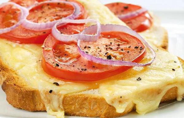 sanduíches com tomate e queijo no forno