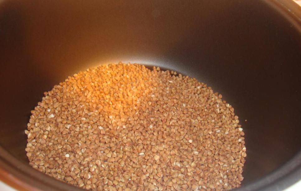 Porridge di grano saraceno in un fornello lento
