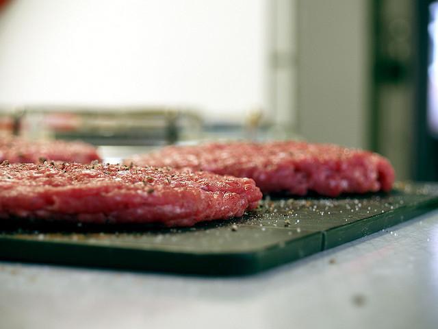 프라이팬에 쇠고기 스테이크를 요리하는 방법 