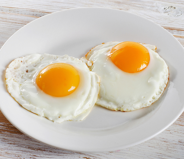 איך לבשל ביצים מקושקשות רגילות במחבת