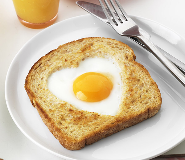 Пържени яйца в хляб