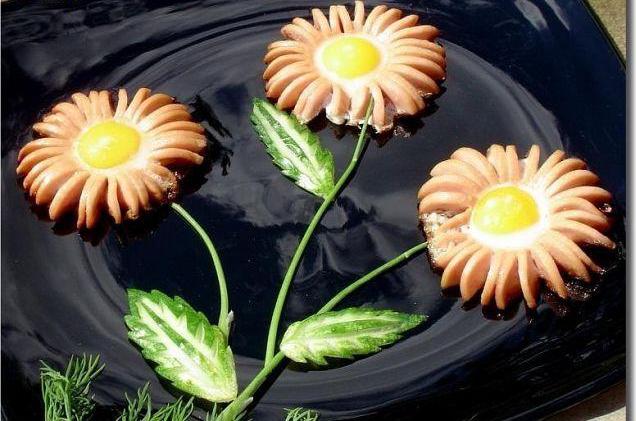 Ovos mexidos com linguiça em forma de flor
