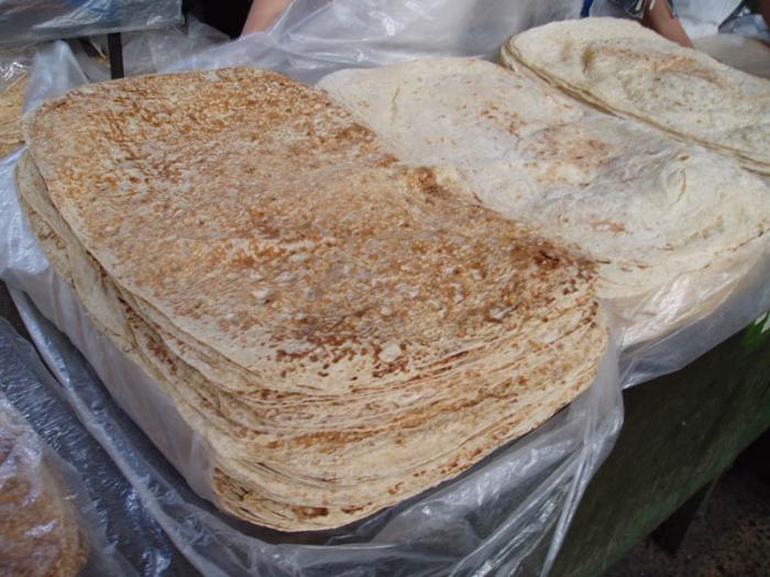 Pan pita armenio en el horno