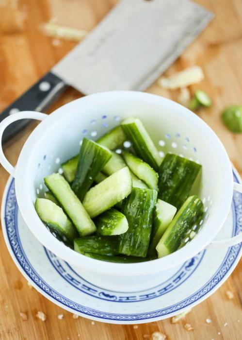 Salzgurken in einer Tüte mit Knoblauch und Dill für 2 Stunden