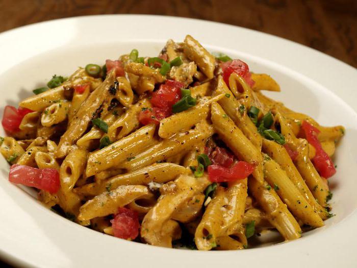 pasta med kycklingbröst och tomater