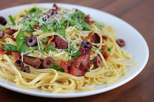 hvordan lage mat pasta med bacon i kremet saus 