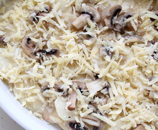 champiñones con patatas en una olla de cocción lenta con foto 