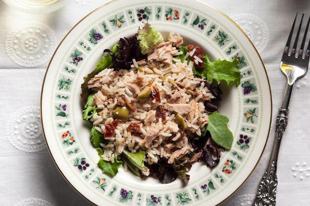 salada de arroz de peixe enlatado e pepino