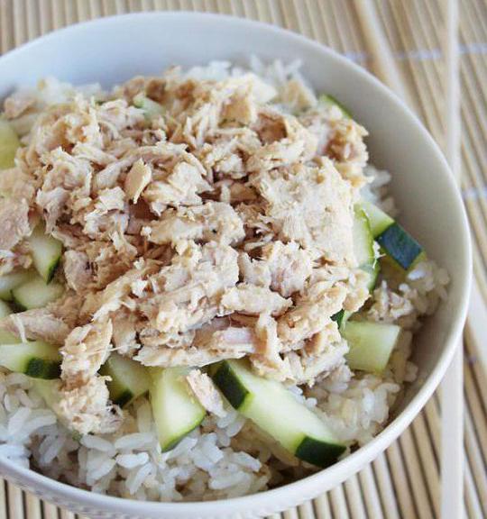 arroz e salada de peixe enlatado