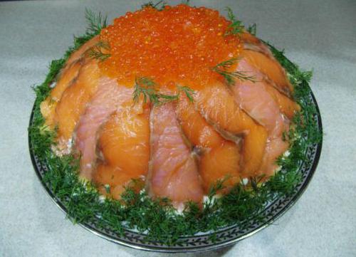 Salada folhada de bolo de peixe