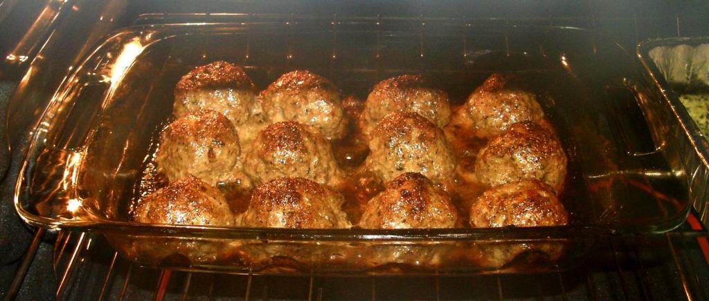 Kødboller med kartofler i ovnens fotoopskrift