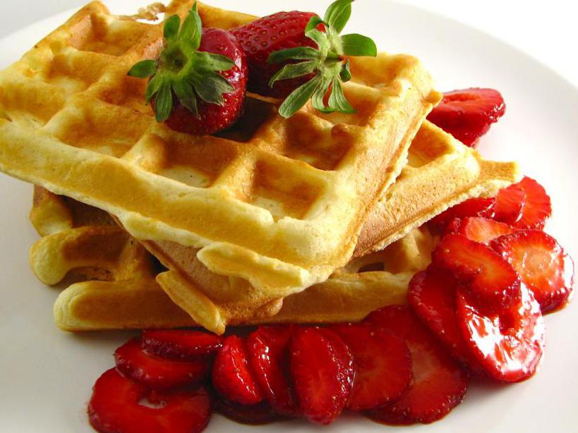 Servindo waffles suaves.