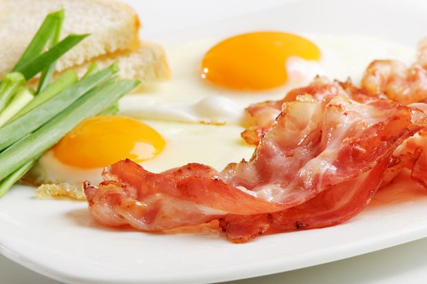 stekt ägg med bacon och tomater