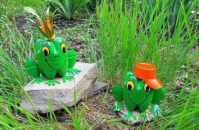 Princezná Frog vyrobená z plastových fliaš.