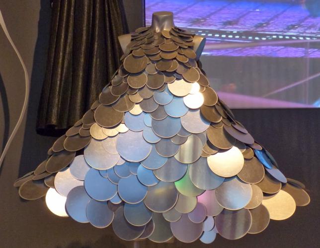kjoler fra improviserte materialer foto