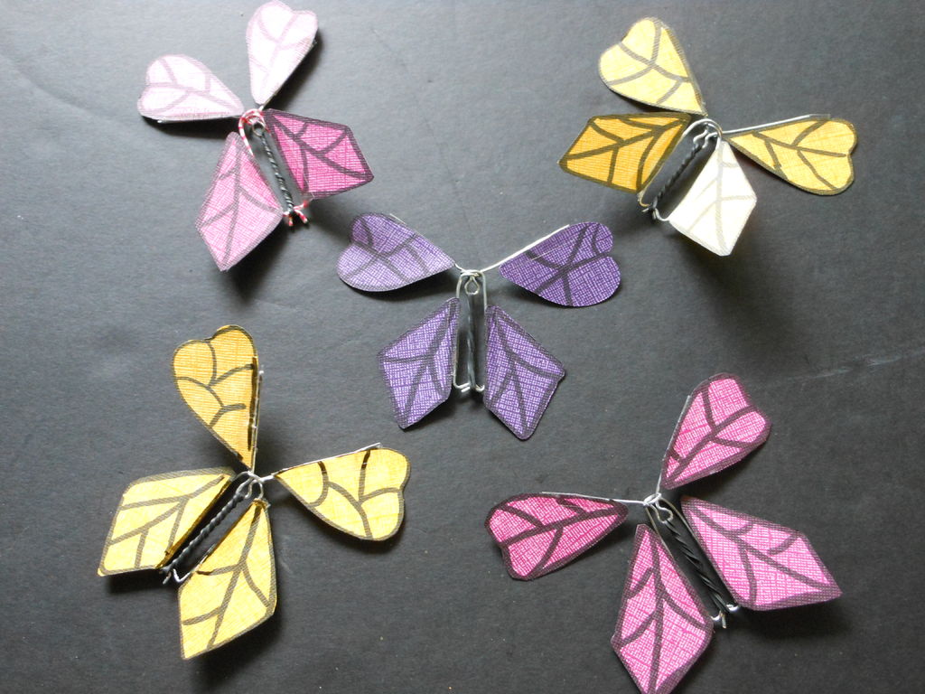 कैसे कागज से एक तितली बनाने के लिए