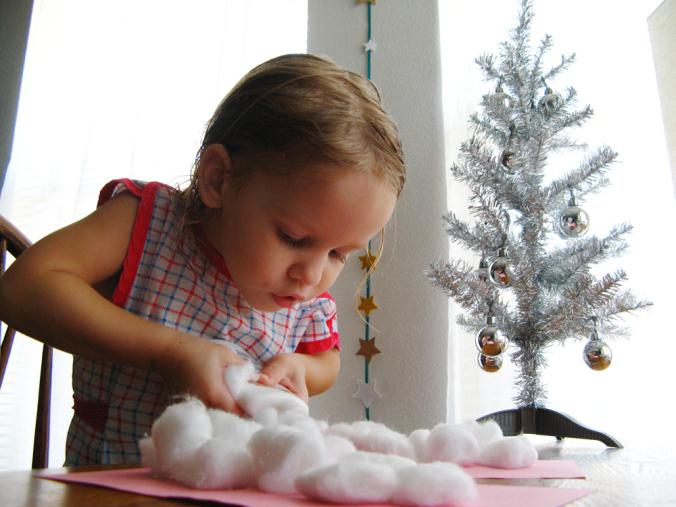Hur man gör en dekorativ snögubbe av bomullsull med dina egna händer