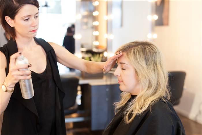 Comment faire un chignon avec des cheveux mi-longs ?