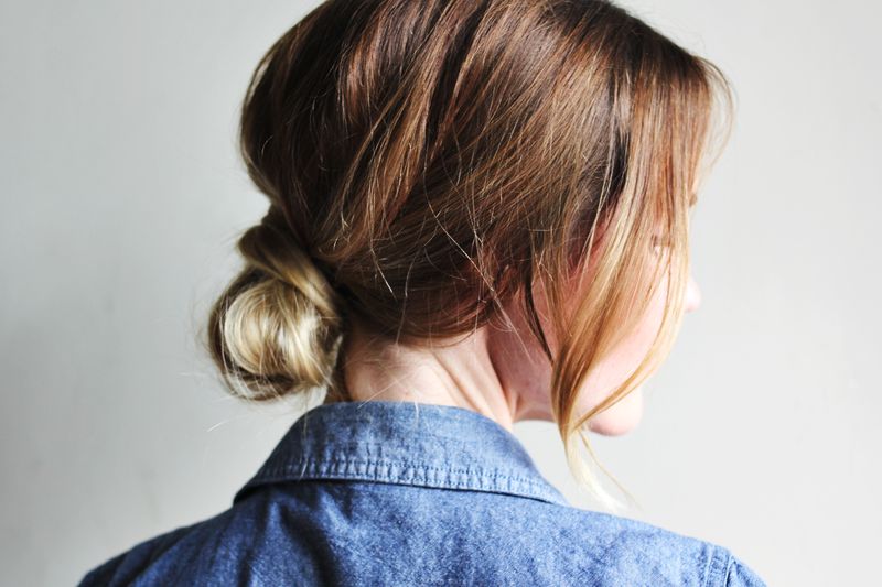 Comment faire un chignon avec un élastique ?