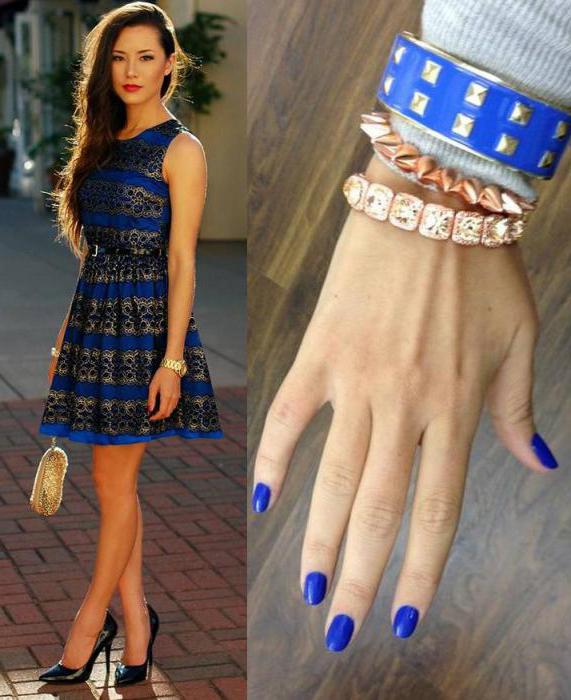 manicure onder een blauwe jurk